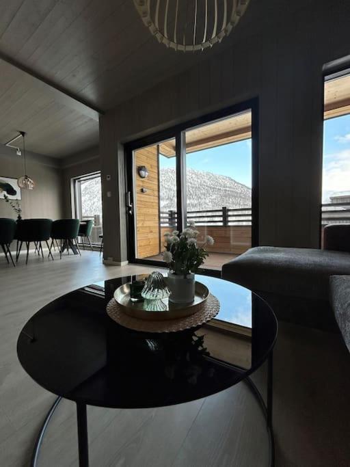 Pa Helgatun Fjellpensjonat As I Myrkdalen