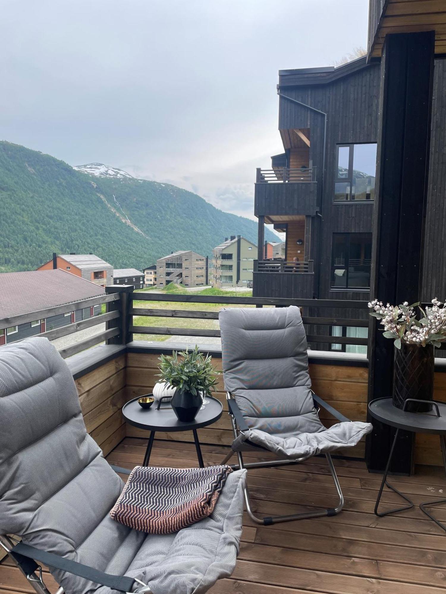 Pa Helgatun Fjellpensjonat As I Myrkdalen